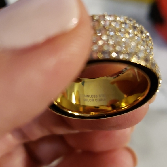 Gorgeous pave band ring with cz all around. New! Sz 5.5 - Picture 4 of 4